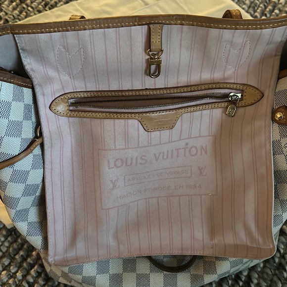 The Neverfull MM tote unites timeless design with heritage details. - Picture 14 of 17